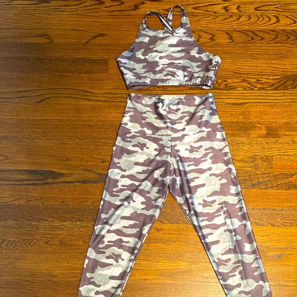 Onzie green camo leggings and sports bra xs